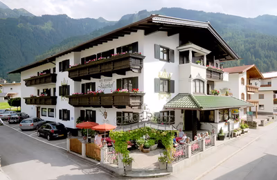 Außenansicht vom Hotel, mit Blick auf Terrasse