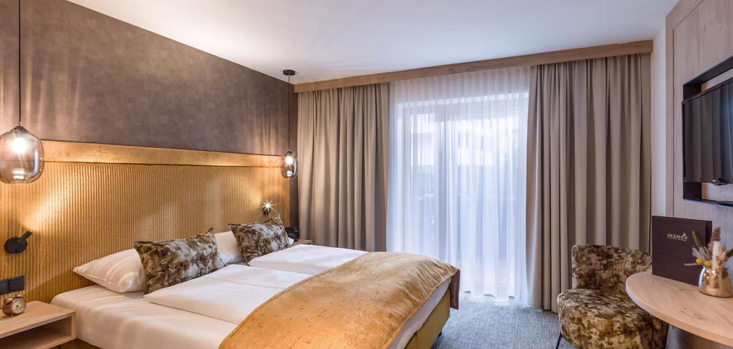 Goldenes Boxspringbett, Balkontür und Sitzgelegenheit